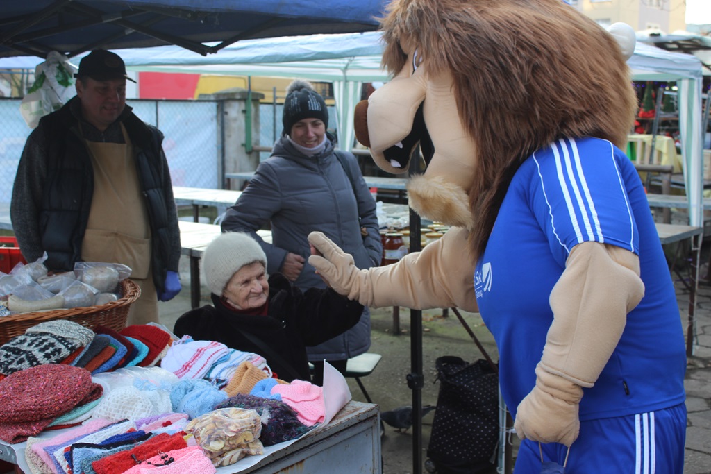 Na targowisku przy Partyzantów trwa świąteczny jarmark