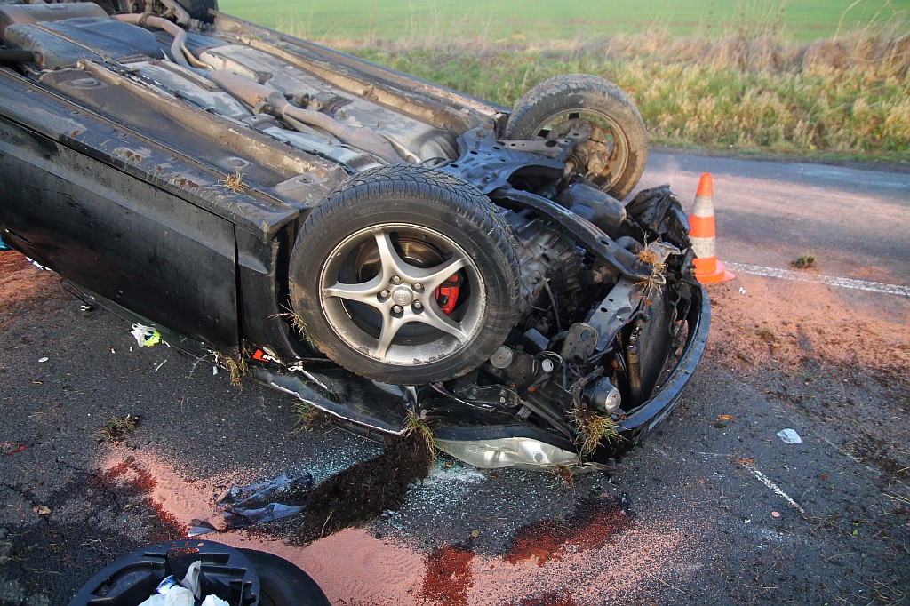 Dachowanie Toyoty na drodze między Koskowicami a  Księginicami