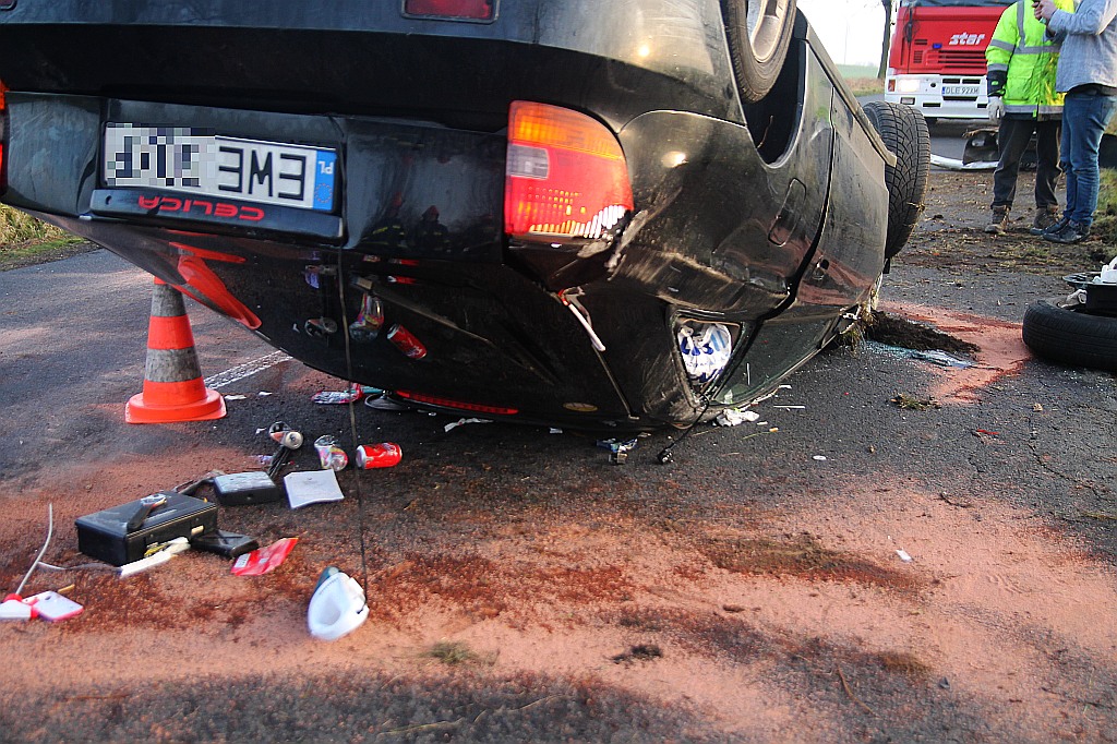 Dachowanie Toyoty na drodze między Koskowicami a  Księginicami
