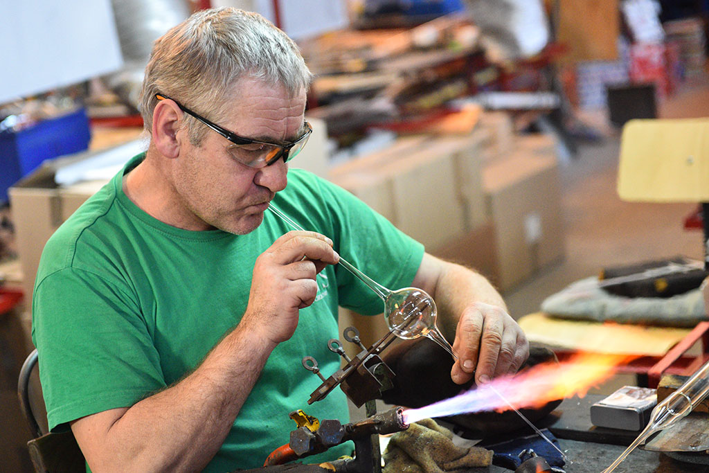 Świąteczny czar zaklęty w bombkach. Zobaczcie jak powstają