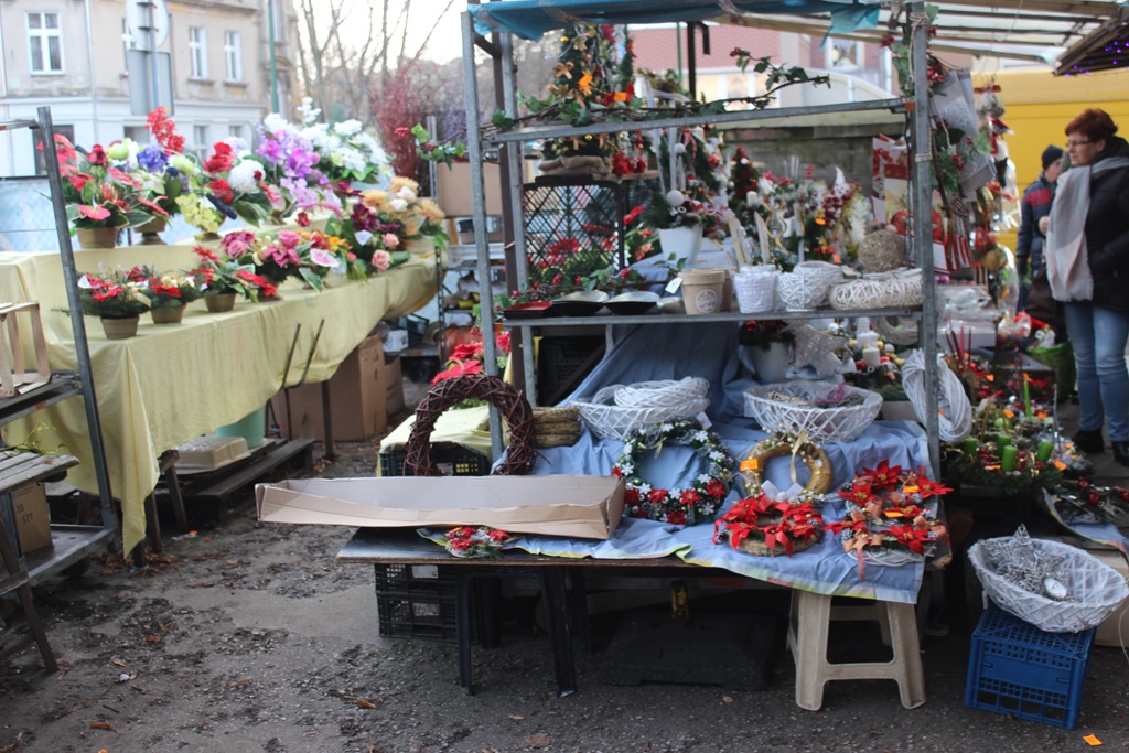 Na targowisku przy Partyzantów trwa świąteczny jarmark