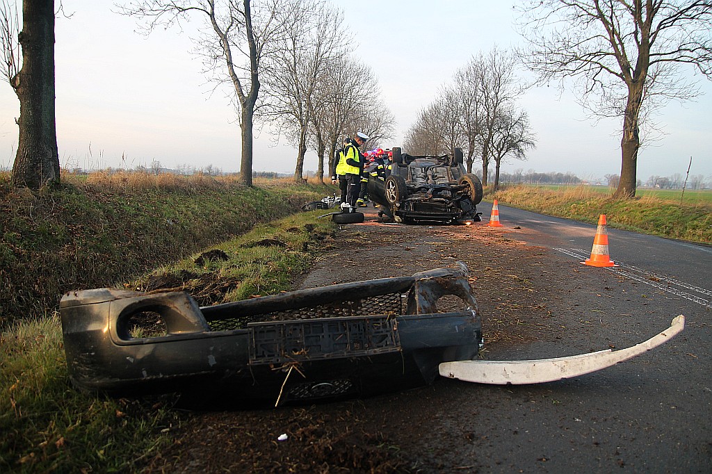 Dachowanie Toyoty na drodze między Koskowicami a  Księginicami
