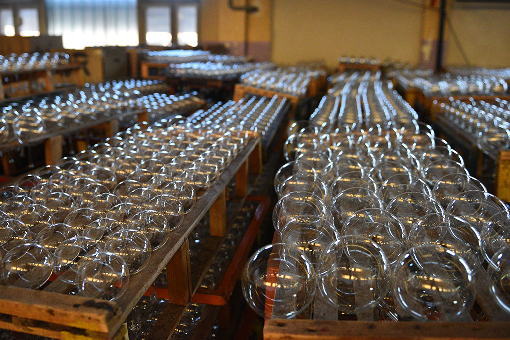 Świąteczny czar zaklęty w bombkach. Zobaczcie jak powstają