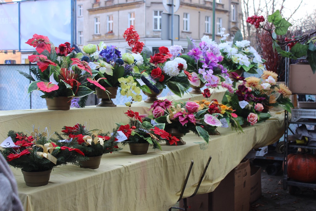 Na targowisku przy Partyzantów trwa świąteczny jarmark