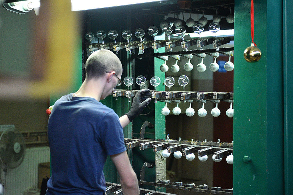 Świąteczny czar zaklęty w bombkach. Zobaczcie jak powstają