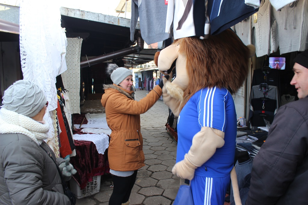 Na targowisku przy Partyzantów trwa świąteczny jarmark