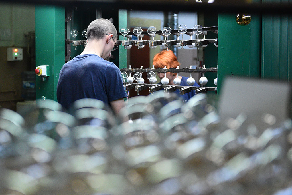 Świąteczny czar zaklęty w bombkach. Zobaczcie jak powstają