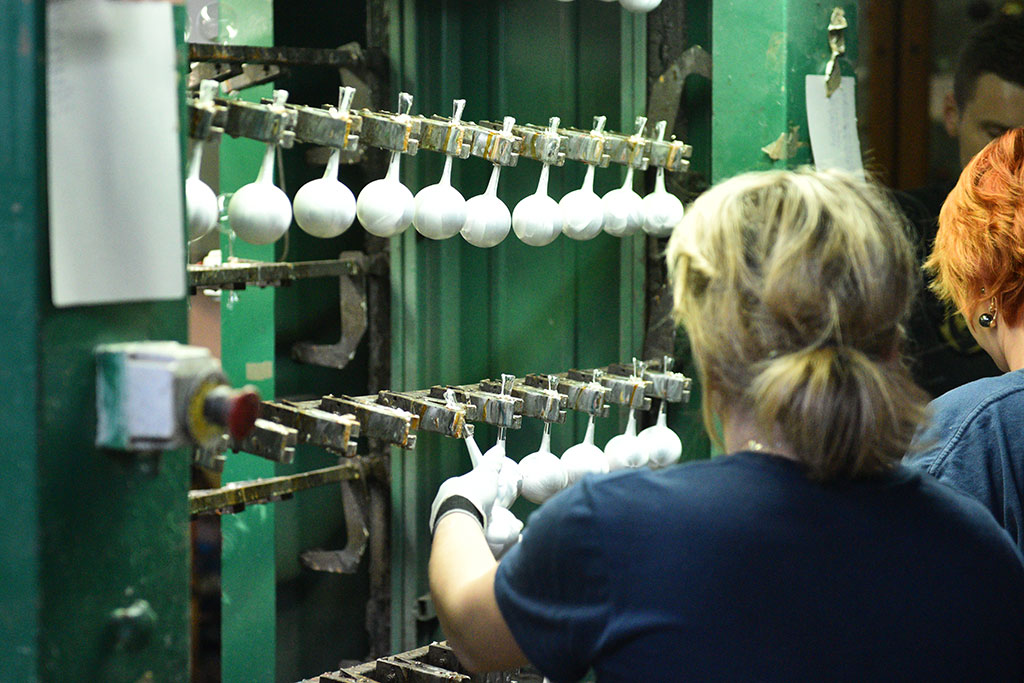 Świąteczny czar zaklęty w bombkach. Zobaczcie jak powstają