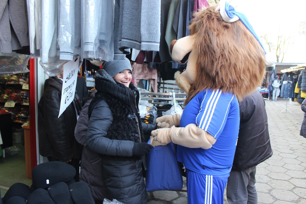 Na targowisku przy Partyzantów trwa świąteczny jarmark