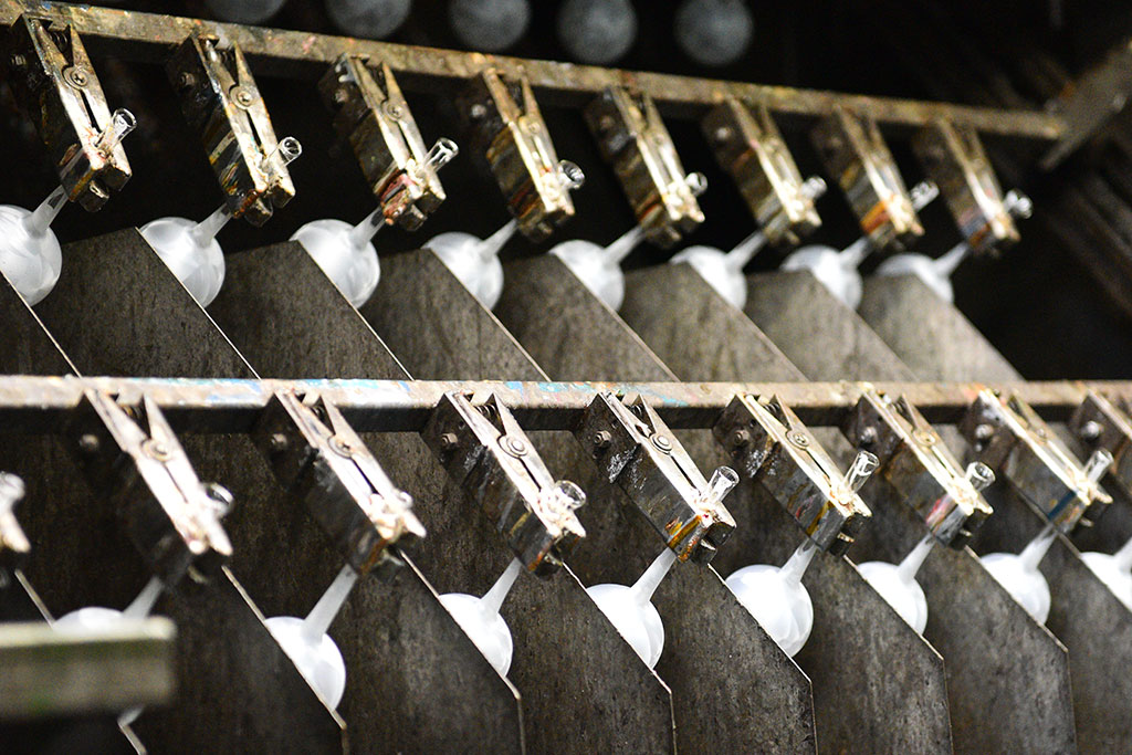 Świąteczny czar zaklęty w bombkach. Zobaczcie jak powstają