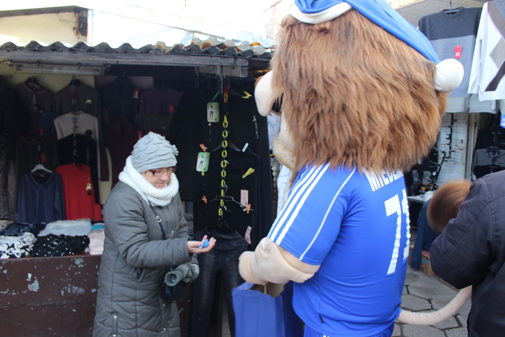 Na targowisku przy Partyzantów trwa świąteczny jarmark