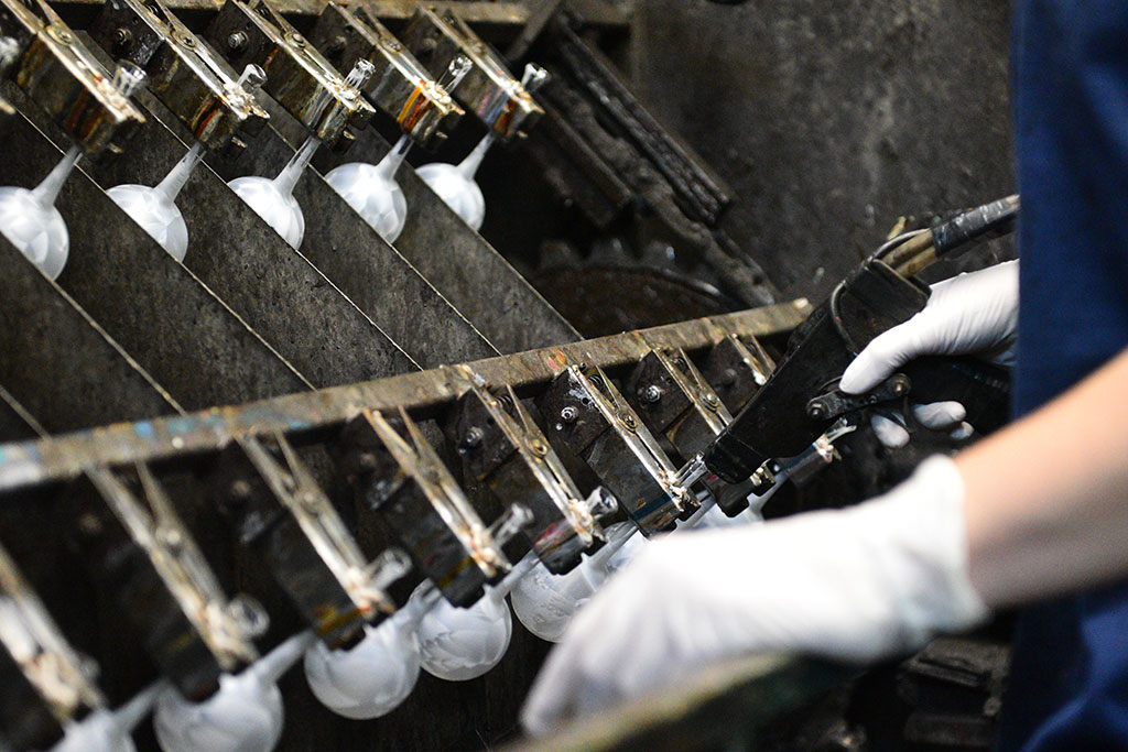 Świąteczny czar zaklęty w bombkach. Zobaczcie jak powstają