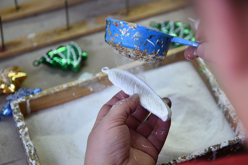 Świąteczny czar zaklęty w bombkach. Zobaczcie jak powstają