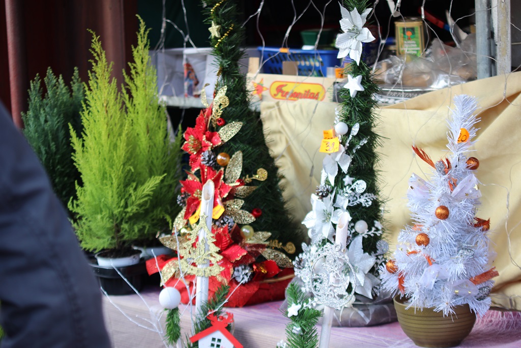 Na targowisku przy Partyzantów trwa świąteczny jarmark