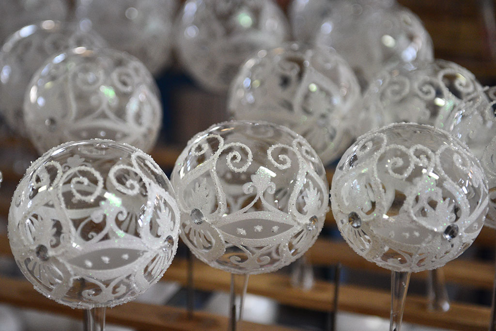 Świąteczny czar zaklęty w bombkach. Zobaczcie jak powstają