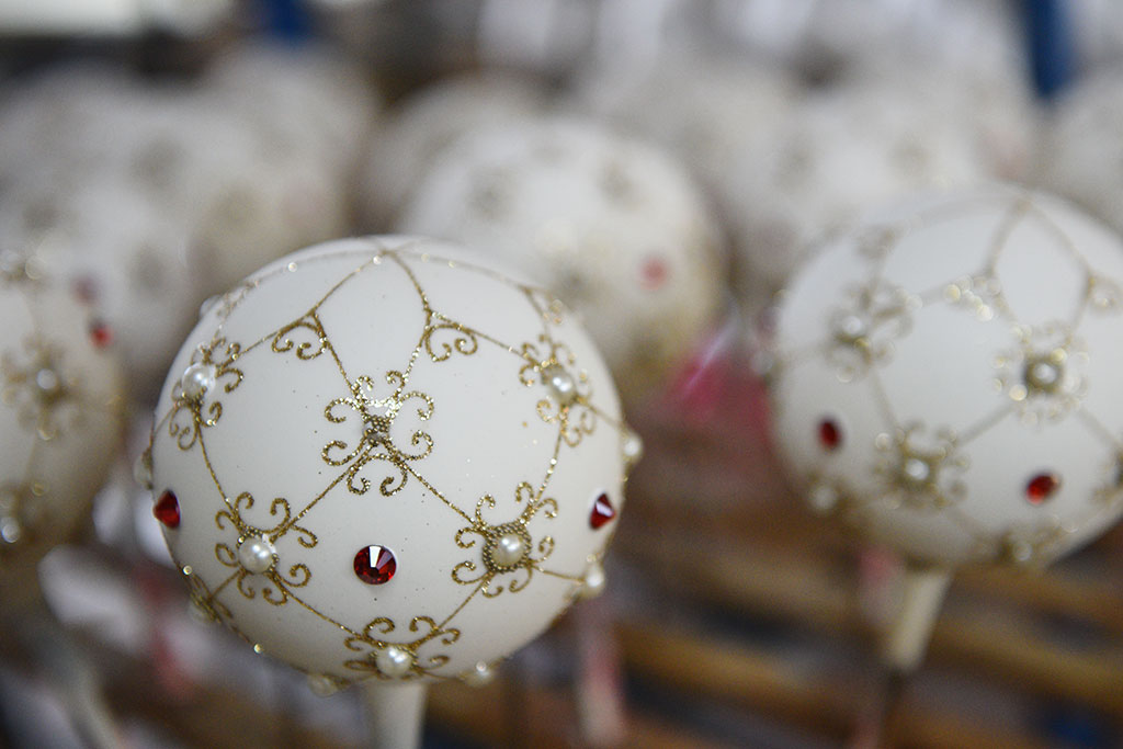 Świąteczny czar zaklęty w bombkach. Zobaczcie jak powstają