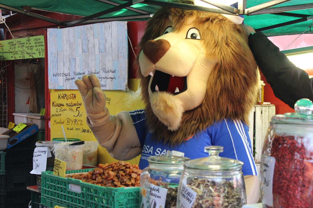 Na targowisku przy Partyzantów trwa świąteczny jarmark