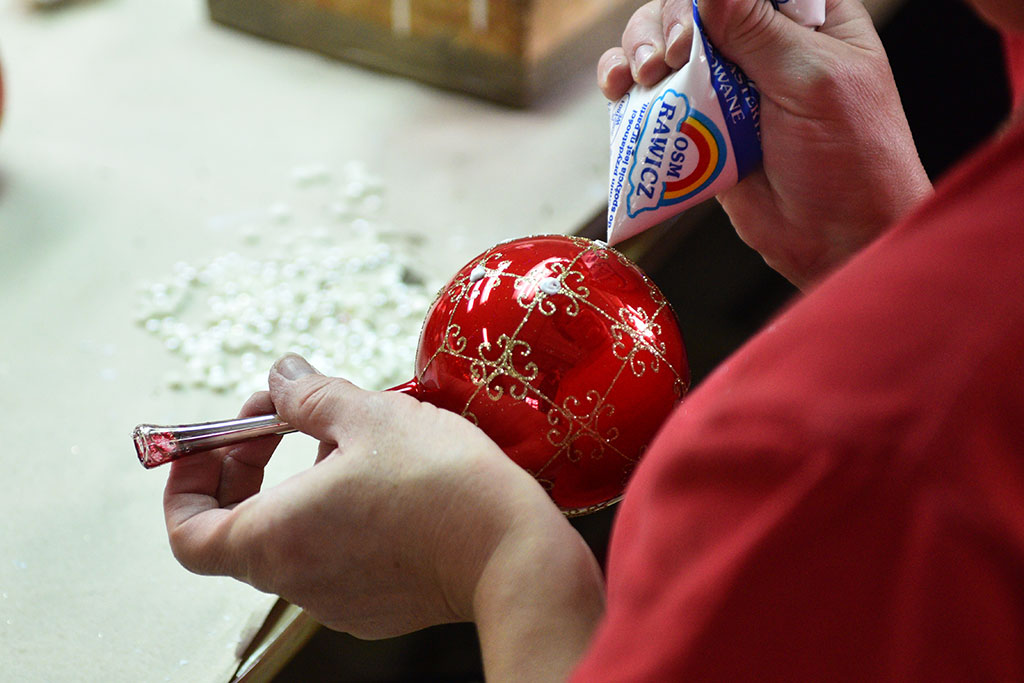 Świąteczny czar zaklęty w bombkach. Zobaczcie jak powstają