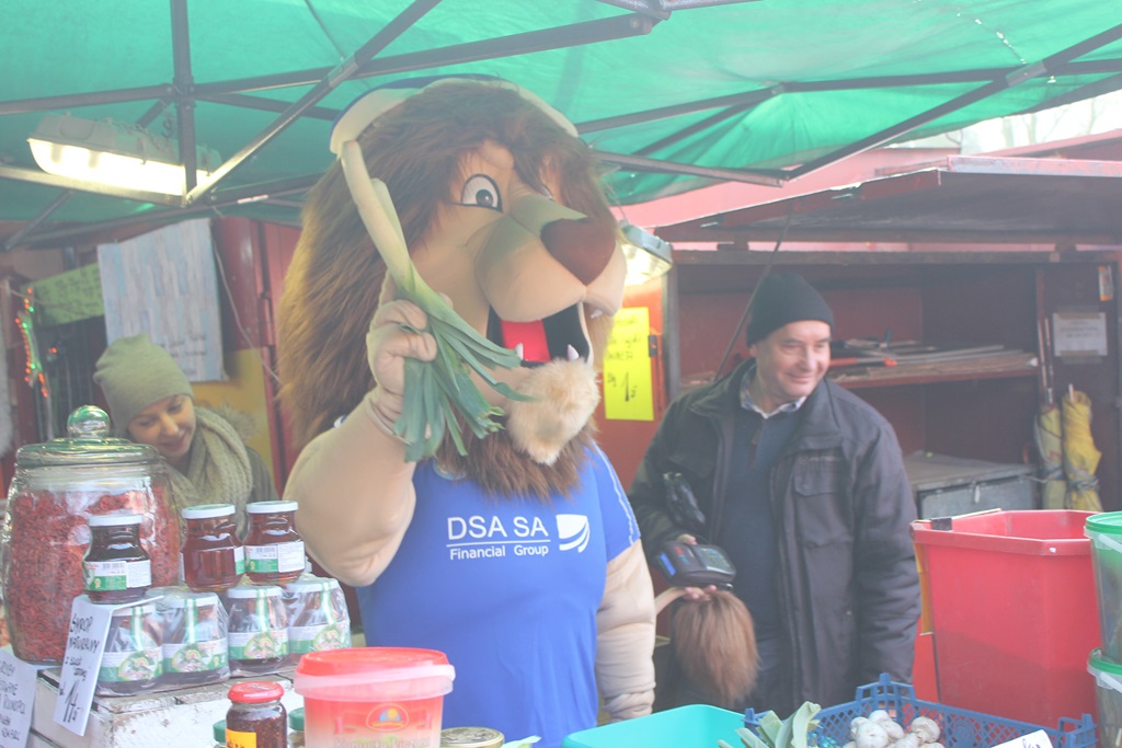 Na targowisku przy Partyzantów trwa świąteczny jarmark