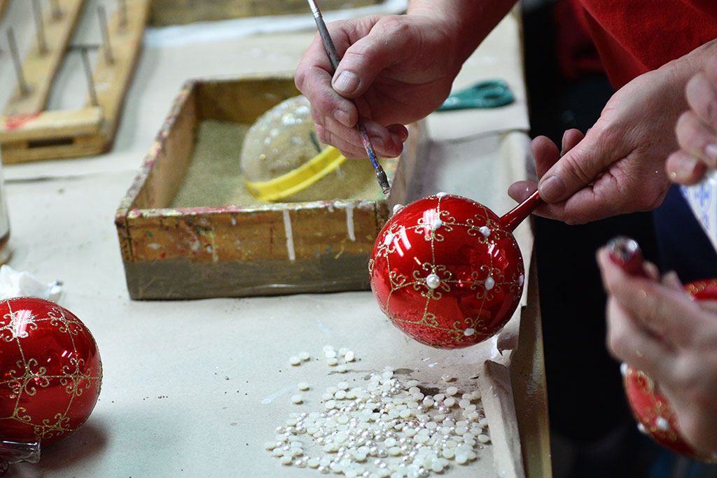 Świąteczny czar zaklęty w bombkach. Zobaczcie jak powstają
