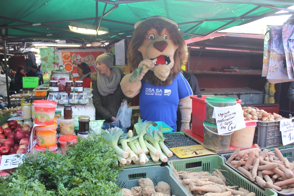 Na targowisku przy Partyzantów trwa świąteczny jarmark