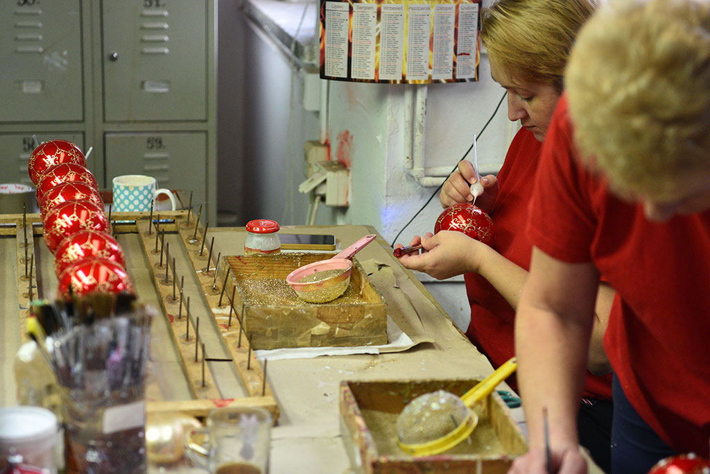 Świąteczny czar zaklęty w bombkach. Zobaczcie jak powstają