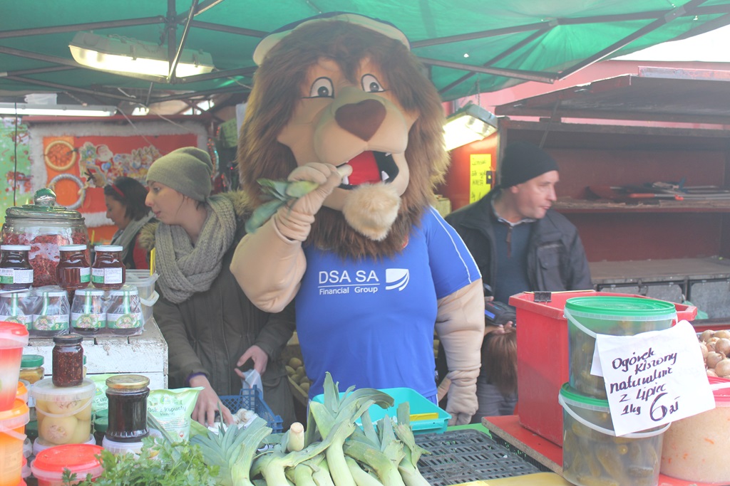 Na targowisku przy Partyzantów trwa świąteczny jarmark