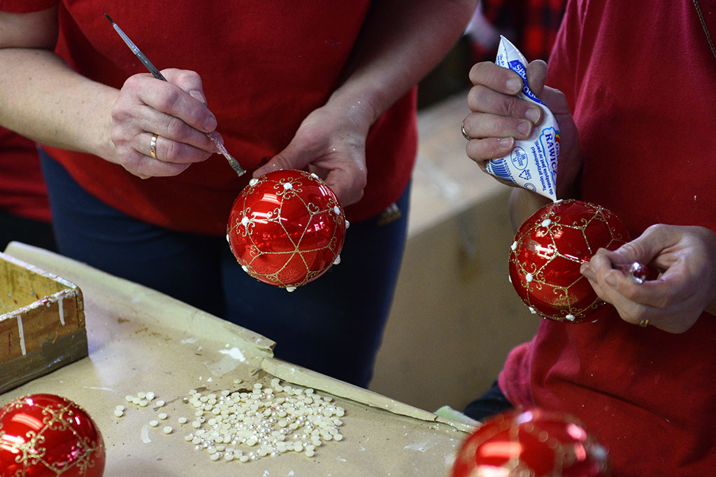 Świąteczny czar zaklęty w bombkach. Zobaczcie jak powstają