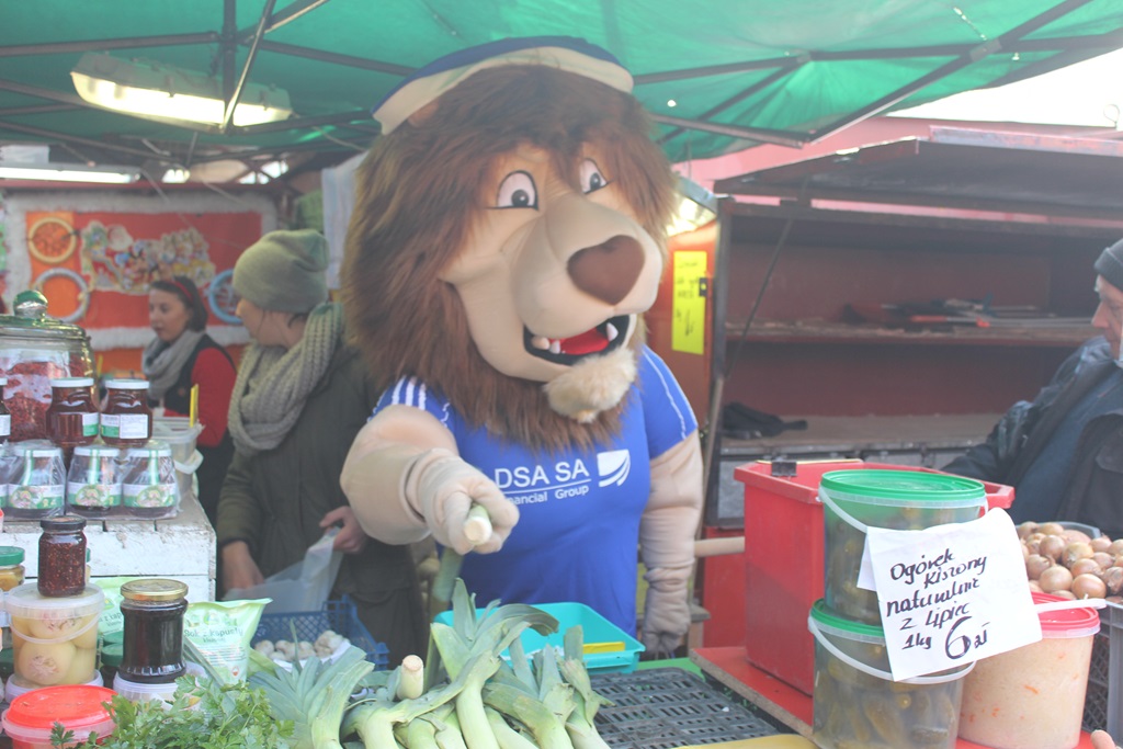 Na targowisku przy Partyzantów trwa świąteczny jarmark