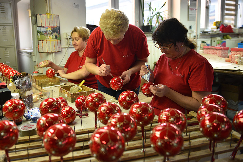 Świąteczny czar zaklęty w bombkach. Zobaczcie jak powstają