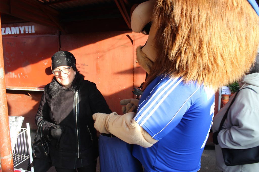 Na targowisku przy Partyzantów trwa świąteczny jarmark