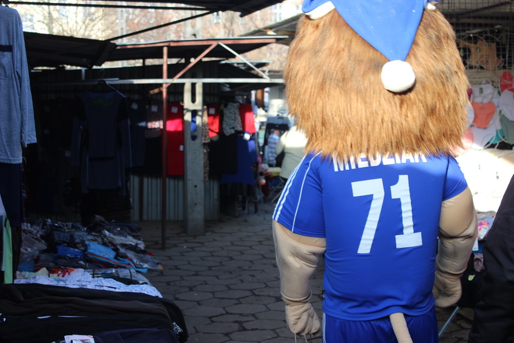 Na targowisku przy Partyzantów trwa świąteczny jarmark