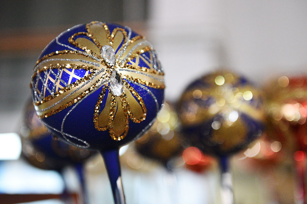 Świąteczny czar zaklęty w bombkach. Zobaczcie jak powstają