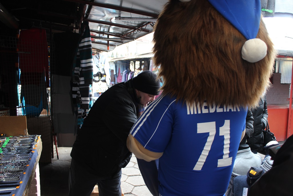 Na targowisku przy Partyzantów trwa świąteczny jarmark