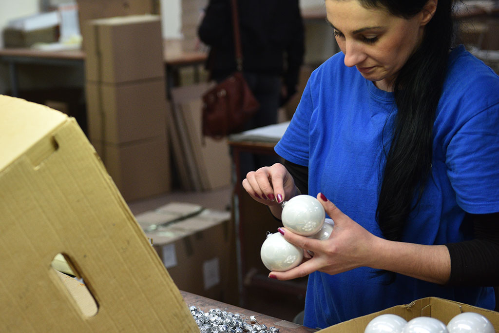 Świąteczny czar zaklęty w bombkach. Zobaczcie jak powstają