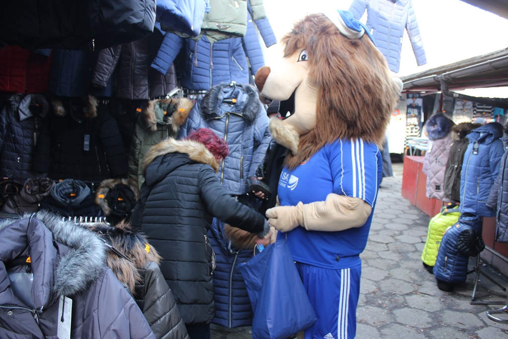 Na targowisku przy Partyzantów trwa świąteczny jarmark