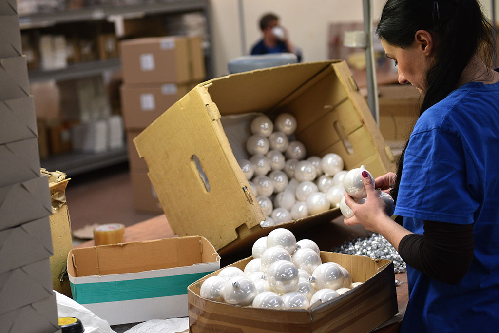 Świąteczny czar zaklęty w bombkach. Zobaczcie jak powstają