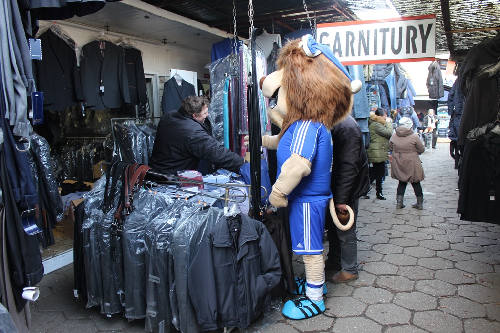 Na targowisku przy Partyzantów trwa świąteczny jarmark