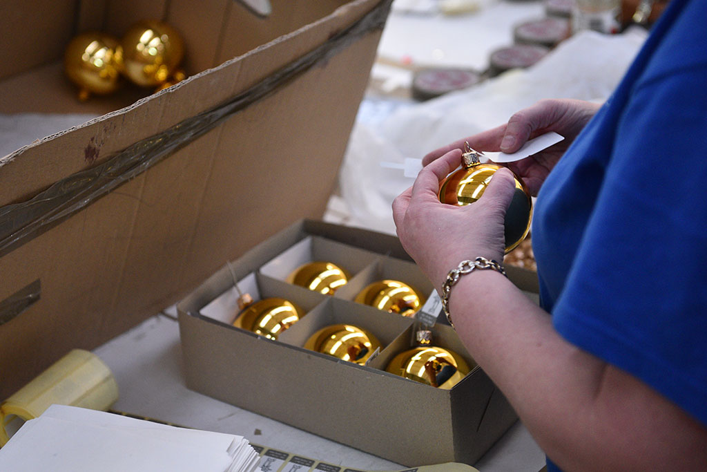 Świąteczny czar zaklęty w bombkach. Zobaczcie jak powstają