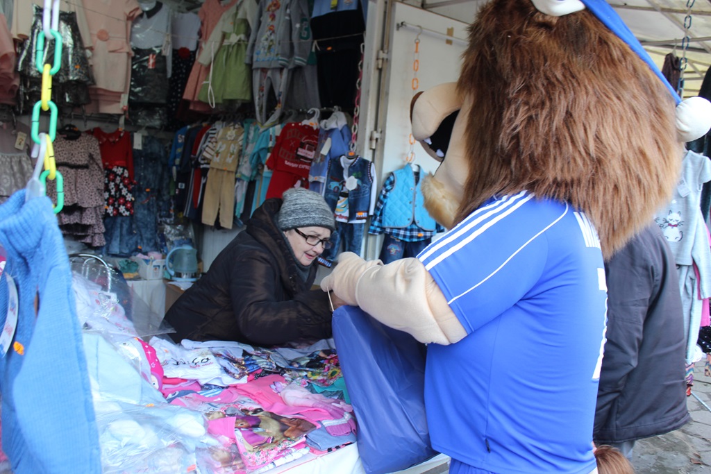 Na targowisku przy Partyzantów trwa świąteczny jarmark