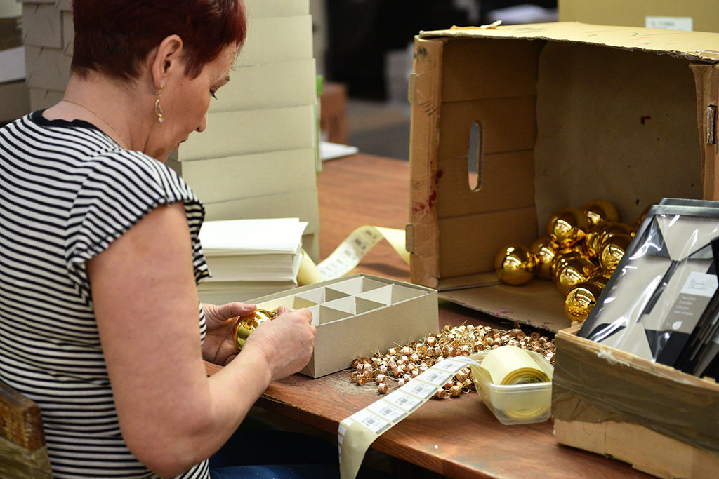 Świąteczny czar zaklęty w bombkach. Zobaczcie jak powstają