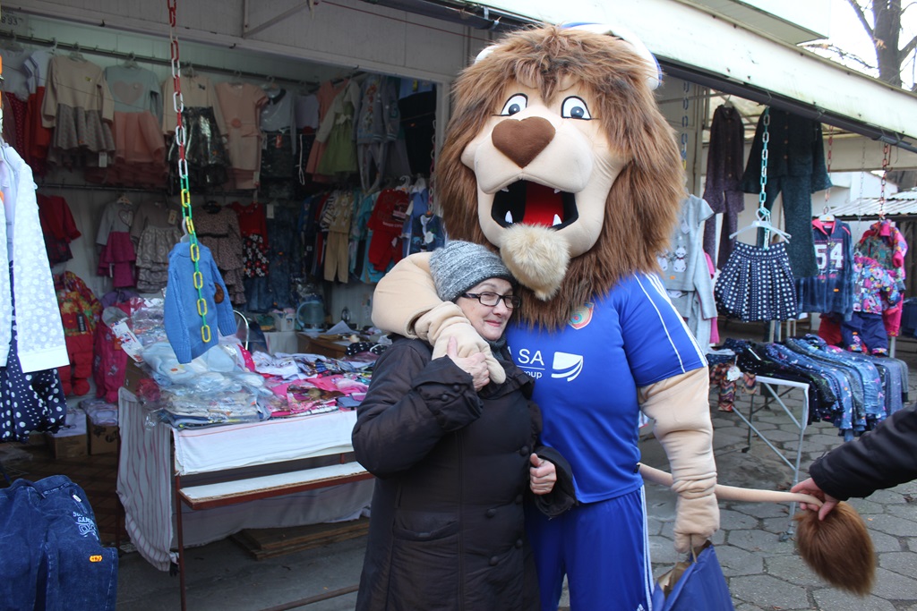 Na targowisku przy Partyzantów trwa świąteczny jarmark