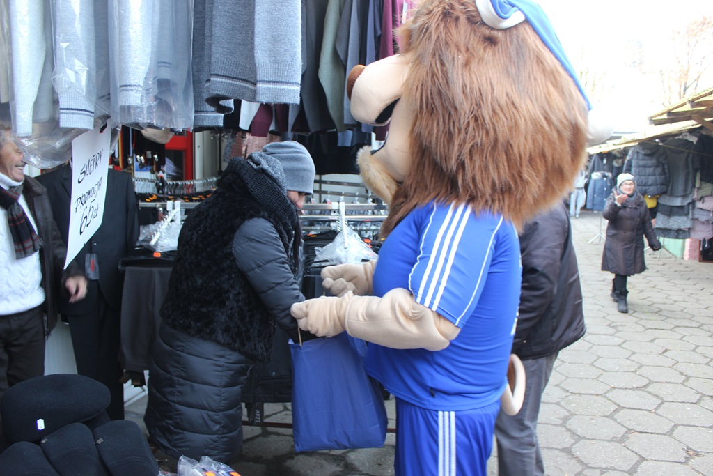 Na targowisku przy Partyzantów trwa świąteczny jarmark