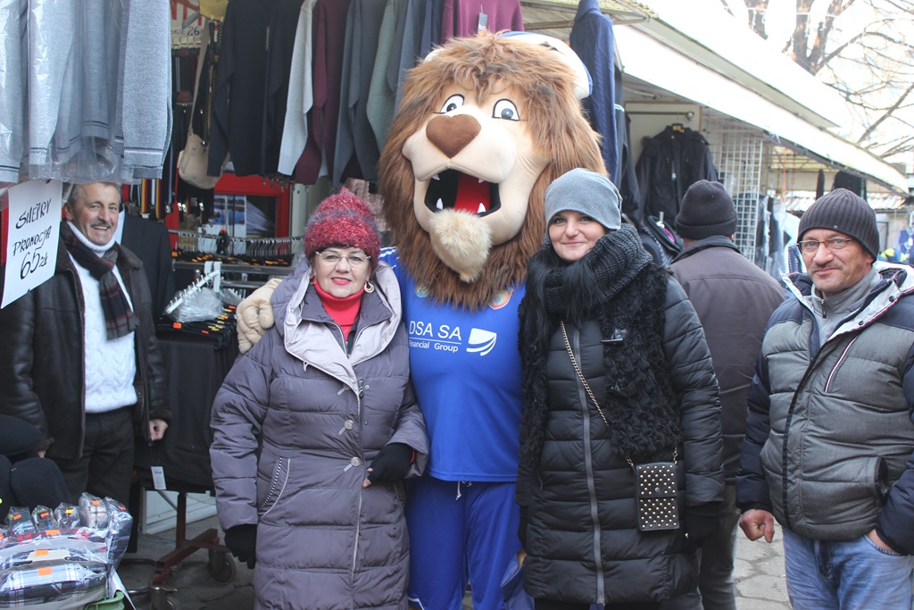 Na targowisku przy Partyzantów trwa świąteczny jarmark