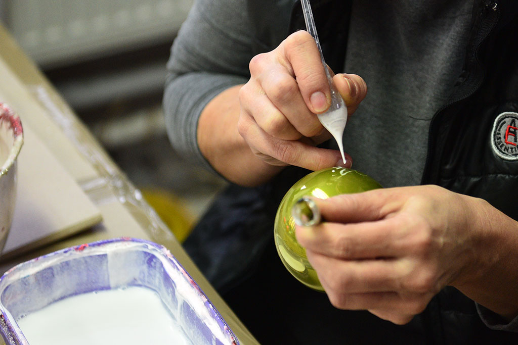 Świąteczny czar zaklęty w bombkach. Zobaczcie jak powstają