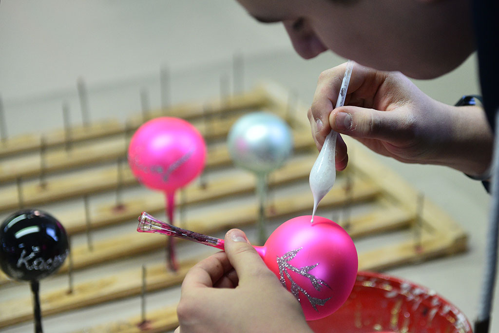 Świąteczny czar zaklęty w bombkach. Zobaczcie jak powstają