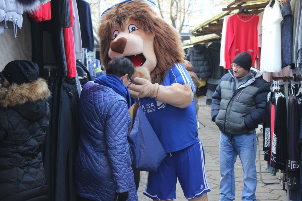 Na targowisku przy Partyzantów trwa świąteczny jarmark