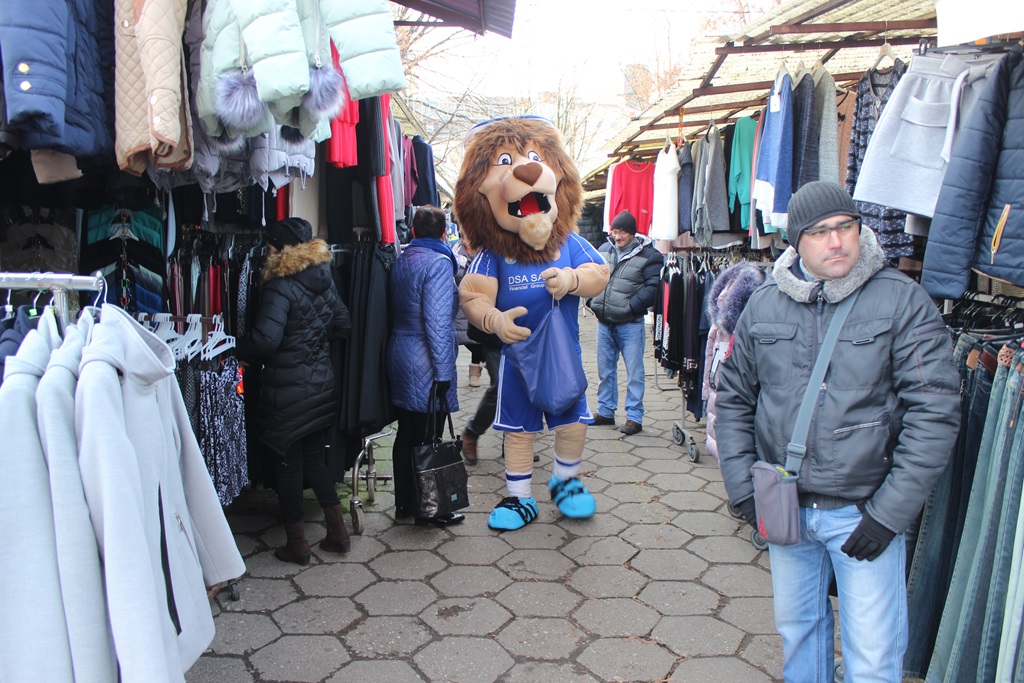 Na targowisku przy Partyzantów trwa świąteczny jarmark