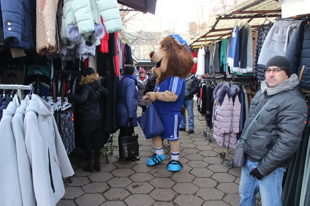 Na targowisku przy Partyzantów trwa świąteczny jarmark