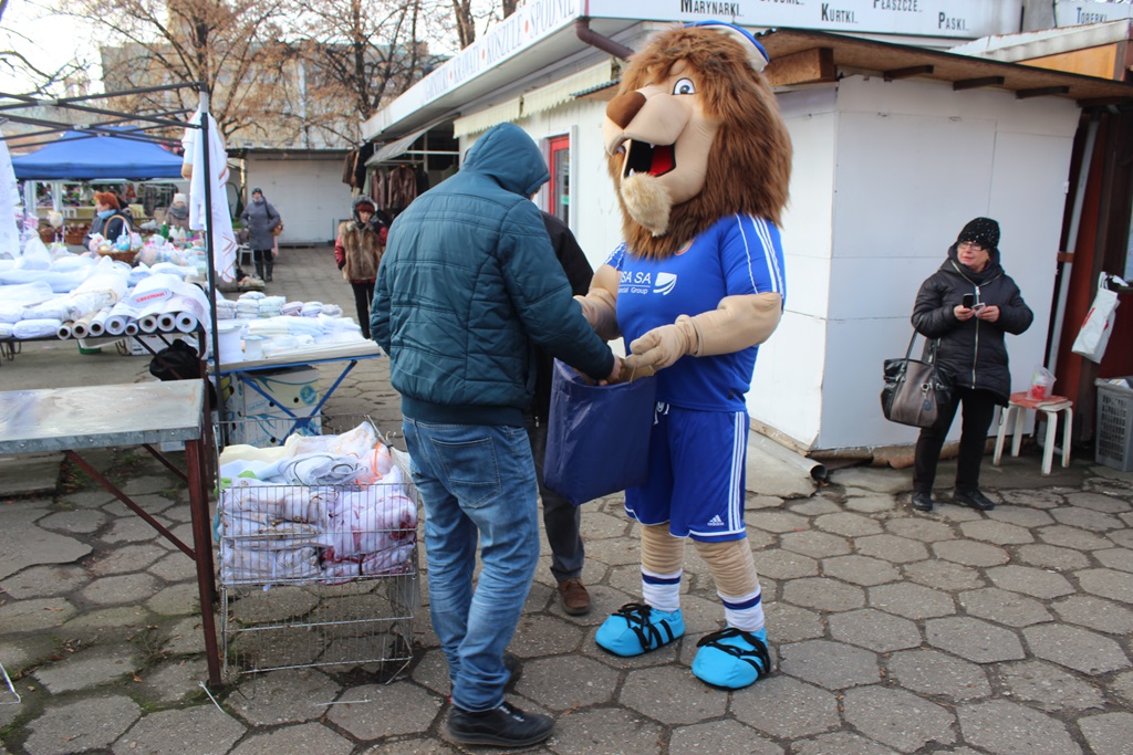 Na targowisku przy Partyzantów trwa świąteczny jarmark